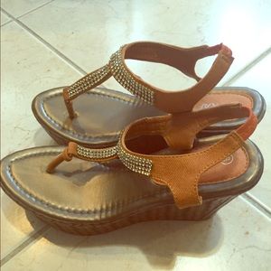 Sequence clog shoes
