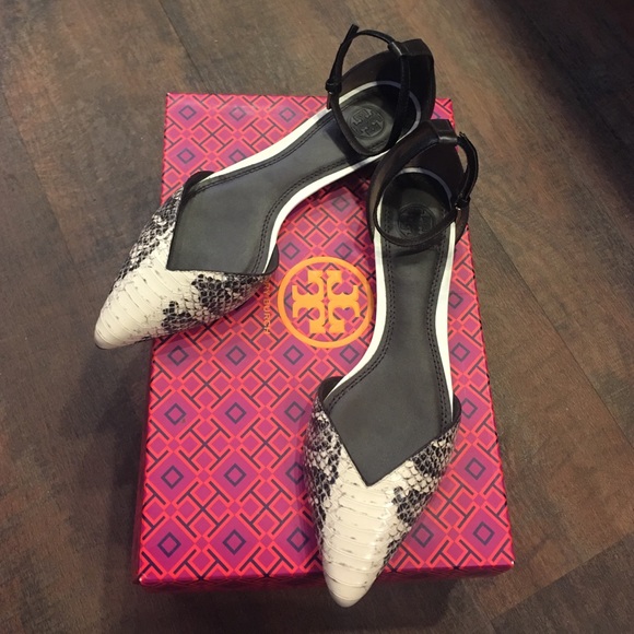 Brand new with the box Tory Burch V-cut flat