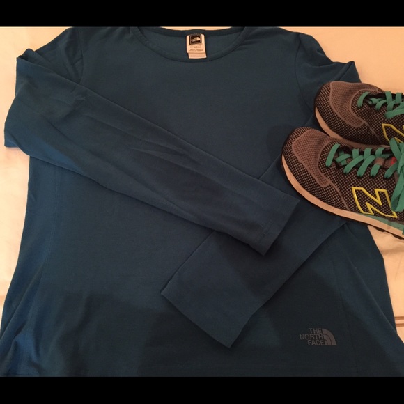 🚫 SOLD - teal lightweight north face crewneck top