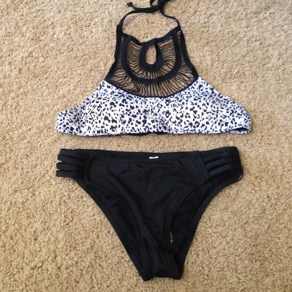 Crochet Detailed Bikini - Picture 4 of 4