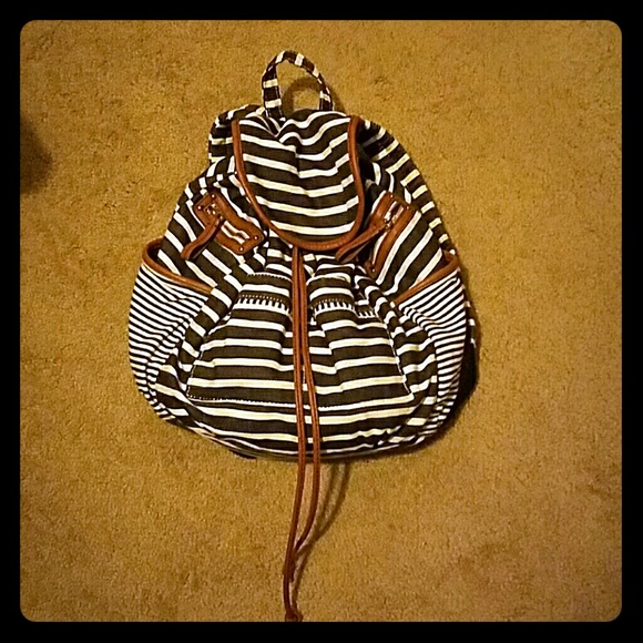 navy blue and white draw string back pack