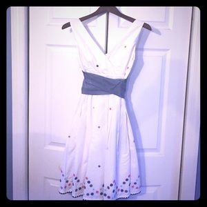 Cute spring/summer dress w/flower detail & pockets
