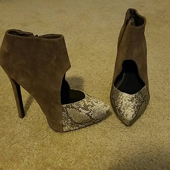 STEVE MADDEN python suede ankle pump
