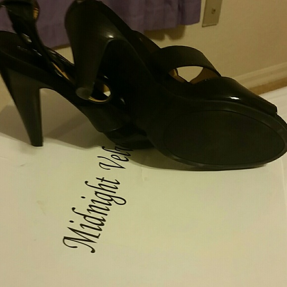 Heels - Picture 4 of 4