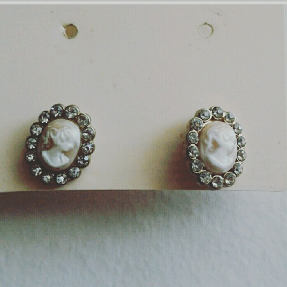 🕖LAST CHANCE🕓Cameo Diamond Stud Earrings.