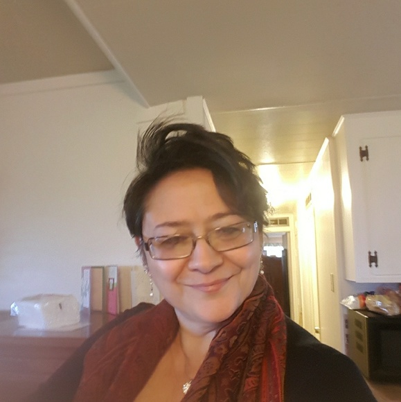 Meet your Posher, Stephanie - Picture 2 of 2