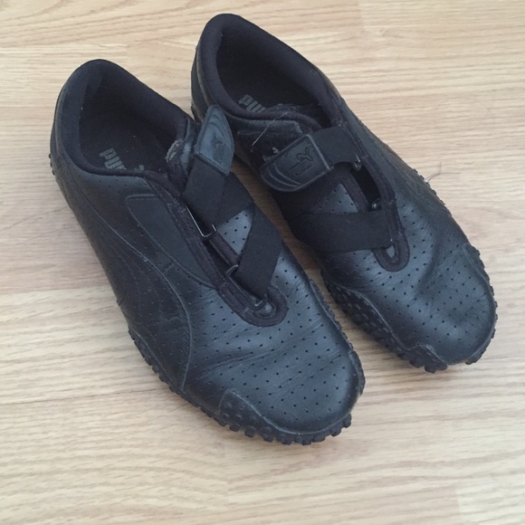 Black puma sneakers
