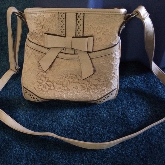 Cream colored shoulder bag with cute bow.