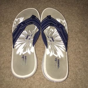 Clarks flip flops