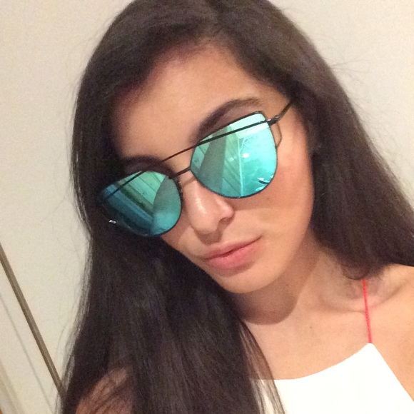 Butterfly Sunglasses  CASE INCLUDED - Picture 3 of 4