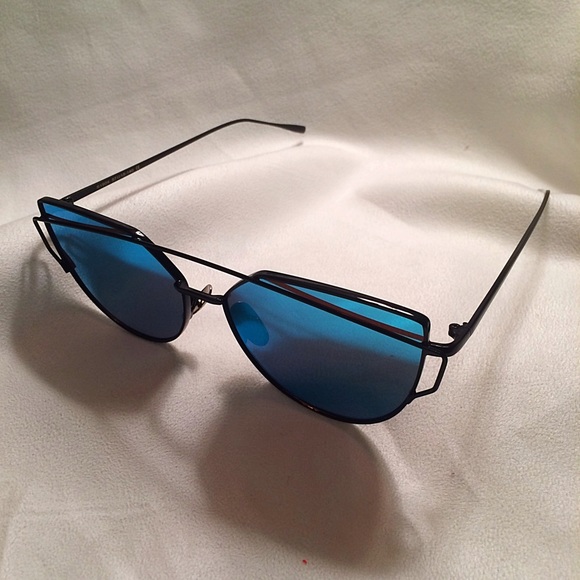 Butterfly Sunglasses  CASE INCLUDED - Picture 2 of 4