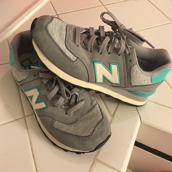 New Balance tennis shoes