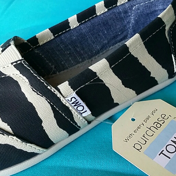 TOMS Zebra Flats Size 6, 6.5 & 9.5 - Picture 4 of 4