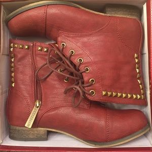 Breckelle's Red ankle boots