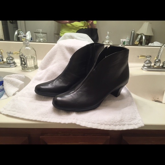 NWOT Munro Robyn in Black Leather Sz. 10 SS