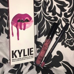 Kylie Lip Kit in Posie K