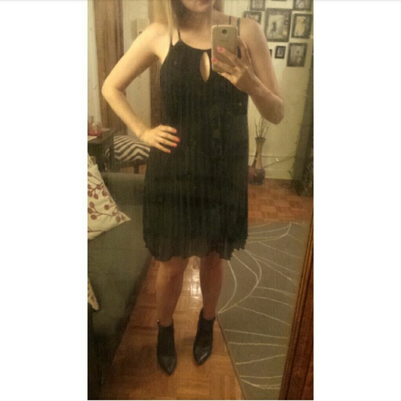 Pleated Akira dress - Picture 2 of 3