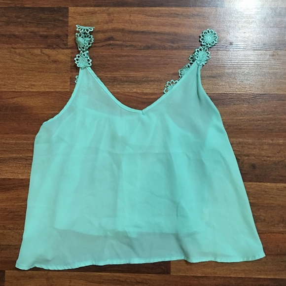 🌟sale 🌟Flower strapped crop top