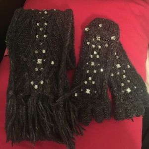 Set of jeweled scarf and fingerless gloves