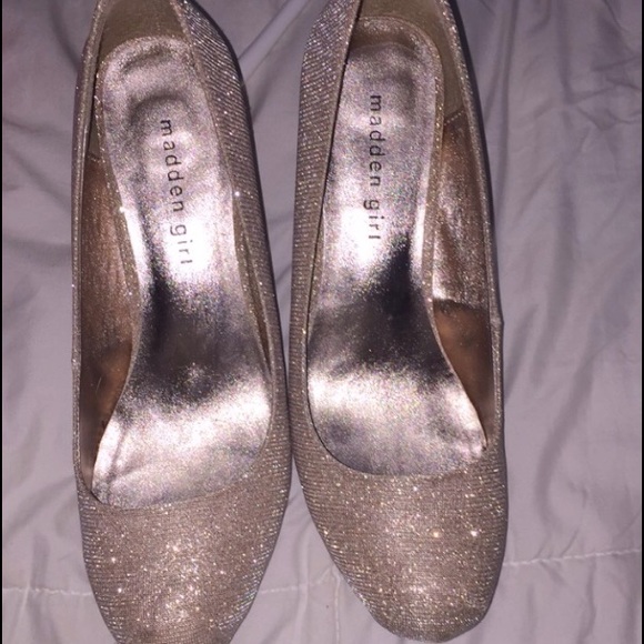 Gold heels 💅🏼👠