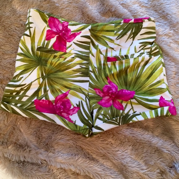 ✖️SOLD✖️ Brandy Melville Tropical Shorts 🌴 - Picture 3 of 4