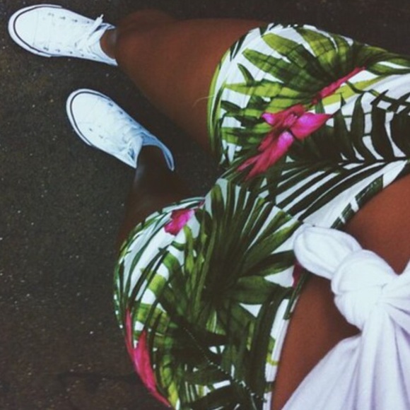 ✖️SOLD✖️ Brandy Melville Tropical Shorts 🌴 - Picture 4 of 4