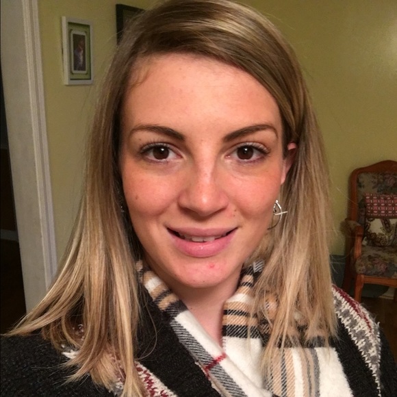 Meet your Posher, Jenn - Picture 2 of 2