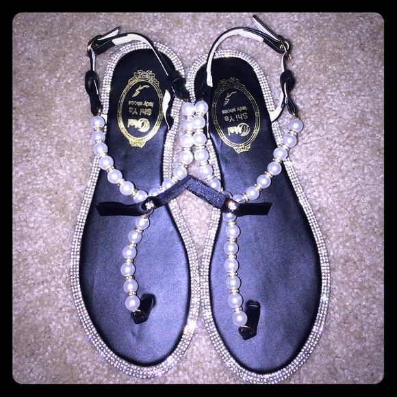 Black, pearl & rhinestone sandals💎