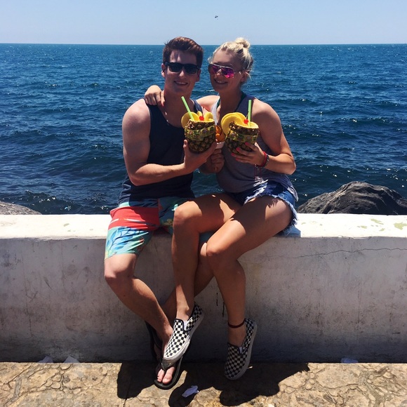 Meet your Posher, Taylor - Picture 4 of 4