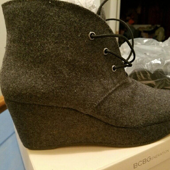 This gray bootie that's very nice - Picture 2 of 3