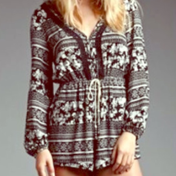 Romper black and white just like new!