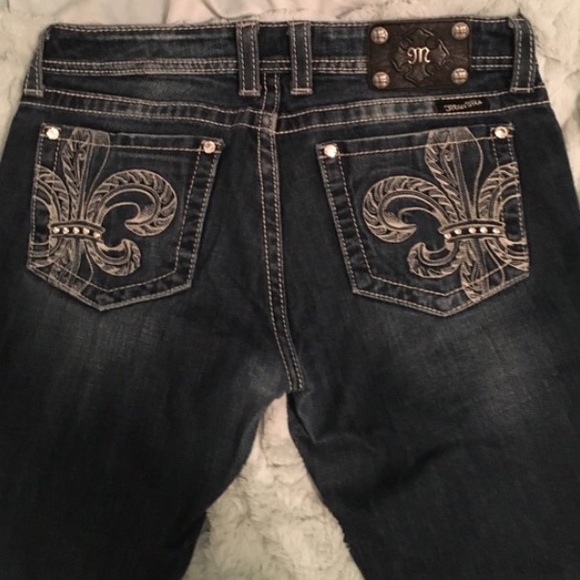 Fleur de Lis miss me jeans size 29!