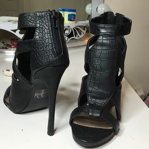 SIZE 7 CHARLOTTE RUSSE HEELS