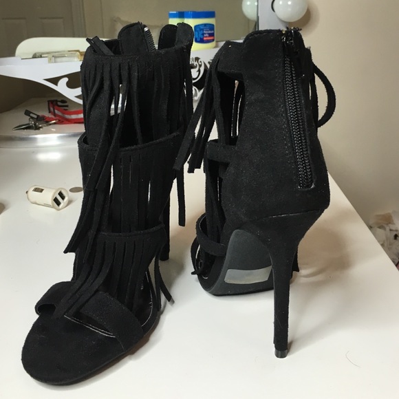 FRINGE BLACK HEELS SIZE 7