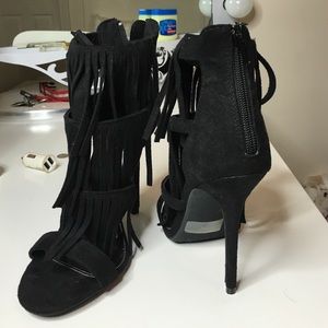FRINGE BLACK HEELS SIZE 7