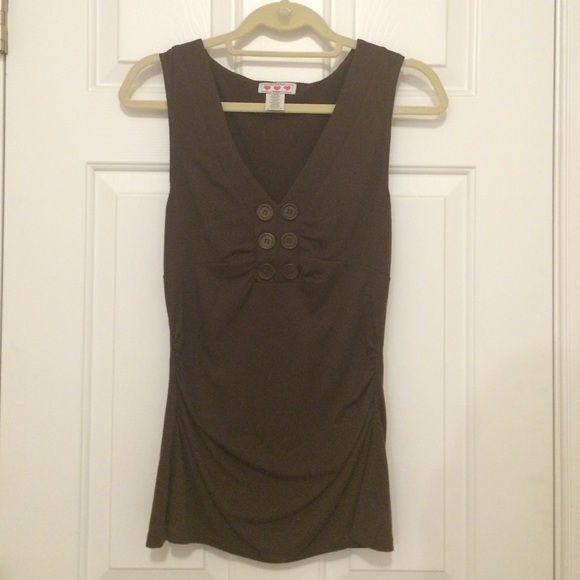 Brown sleeveless vneck top