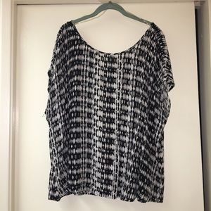 2xl black and white patterned top!