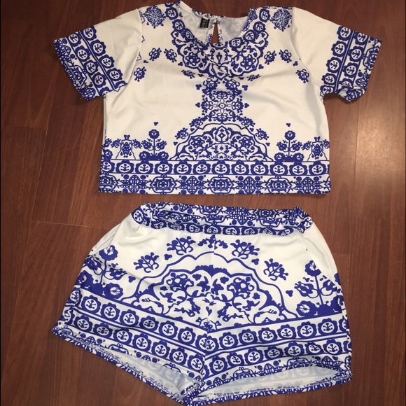 Blue&White crop top and shorts outfit