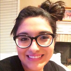 Meet your Posher, Larissa