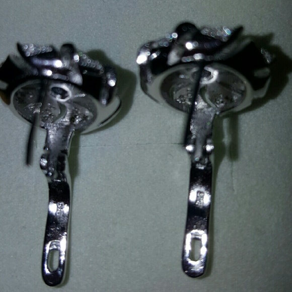 Earings - Picture 2 of 3