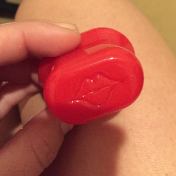 Lip plumper