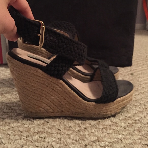 Black strappy Steve Madden wedges!