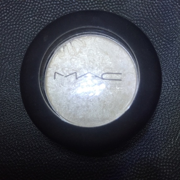 MAC limited edition eyeshadow "Fresh Daisy"