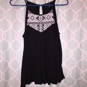 ✨HP BEST IN TOPS 6/6/16✨ B&W American Eagle Top