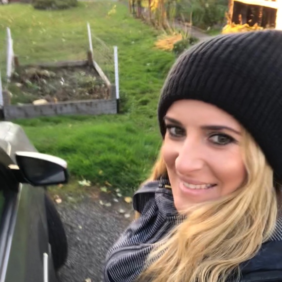 Meet your Posher, Steph - Picture 2 of 2