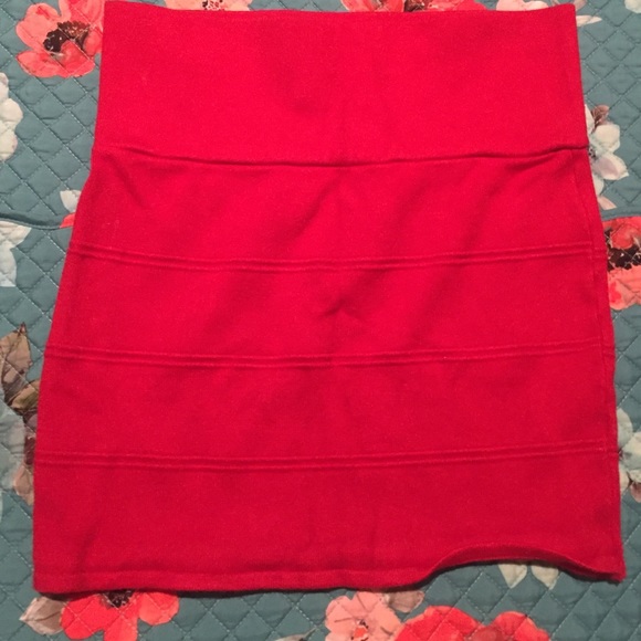 Red pencil skirt - Picture 1 of 1