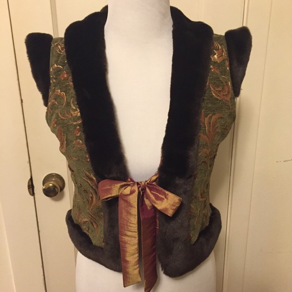 Luxurious Vest with Faux Fur Trim - Picture 2 of 4
