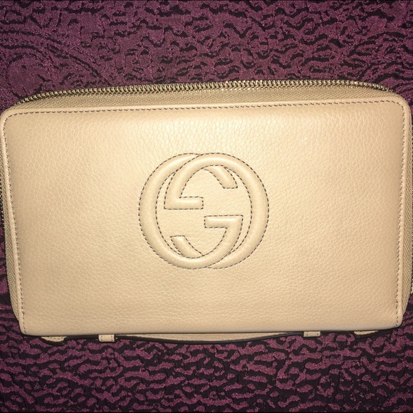 Gucci Handbags - Gucci wallet/clutch