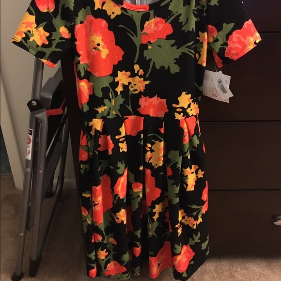 LuLaRoe Dresses & Skirts - NWT Lularoe Amelia dress 🌻summer sale🌻