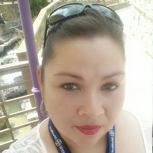 Meet your Posher, Laura